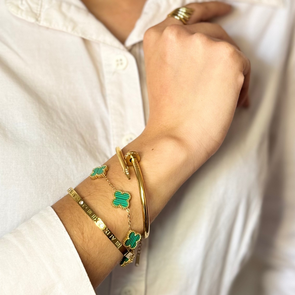 Conjunto 2 Braceletes + Pulseira Trevos Zaria Dourado
