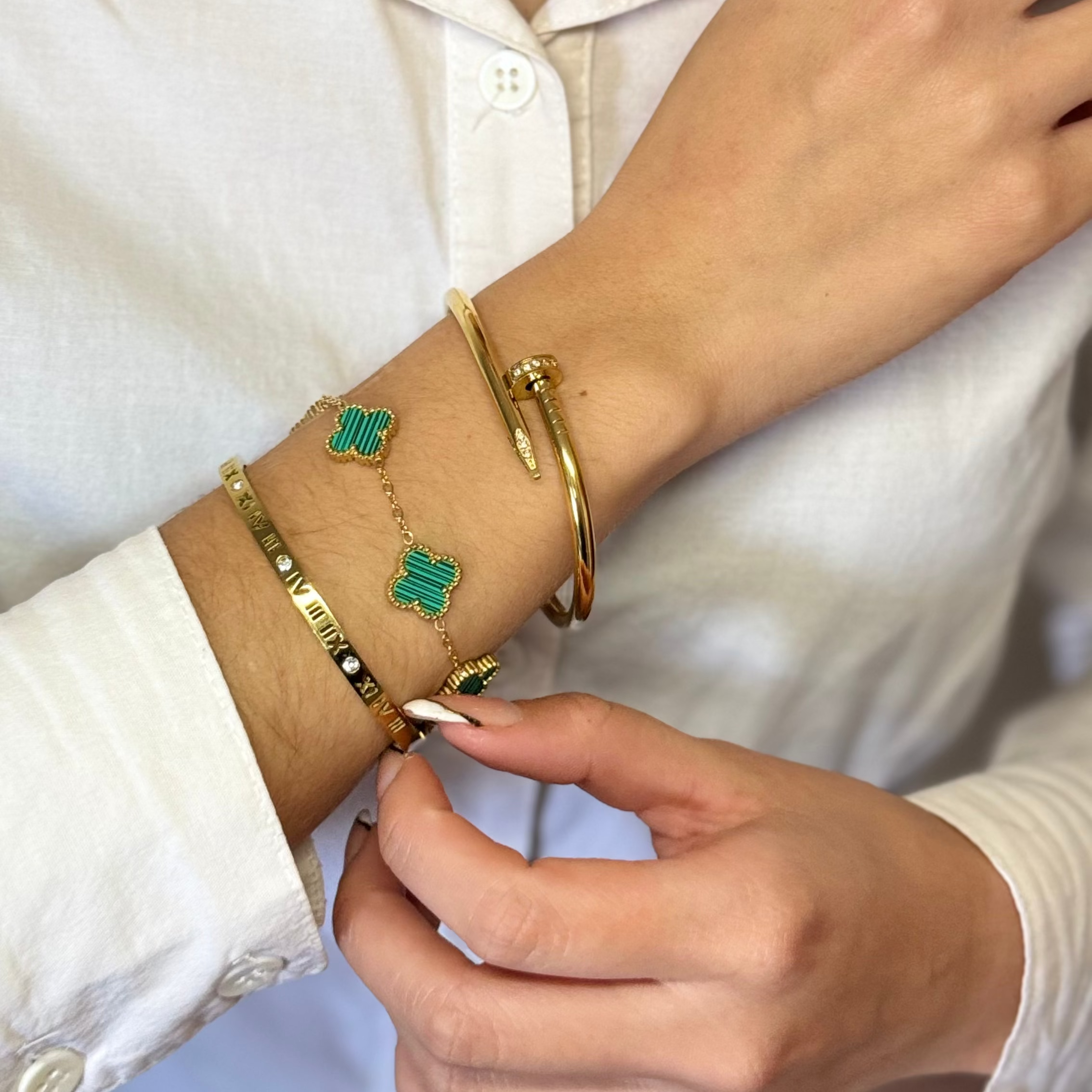 Conjunto 2 Braceletes + Pulseira Trevos Zaria Dourado