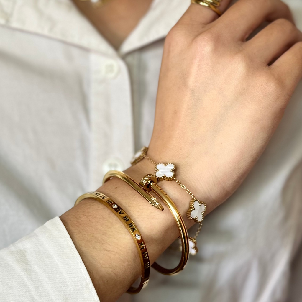Conjunto 2 Braceletes + Pulseira Trevos Zaria Dourado