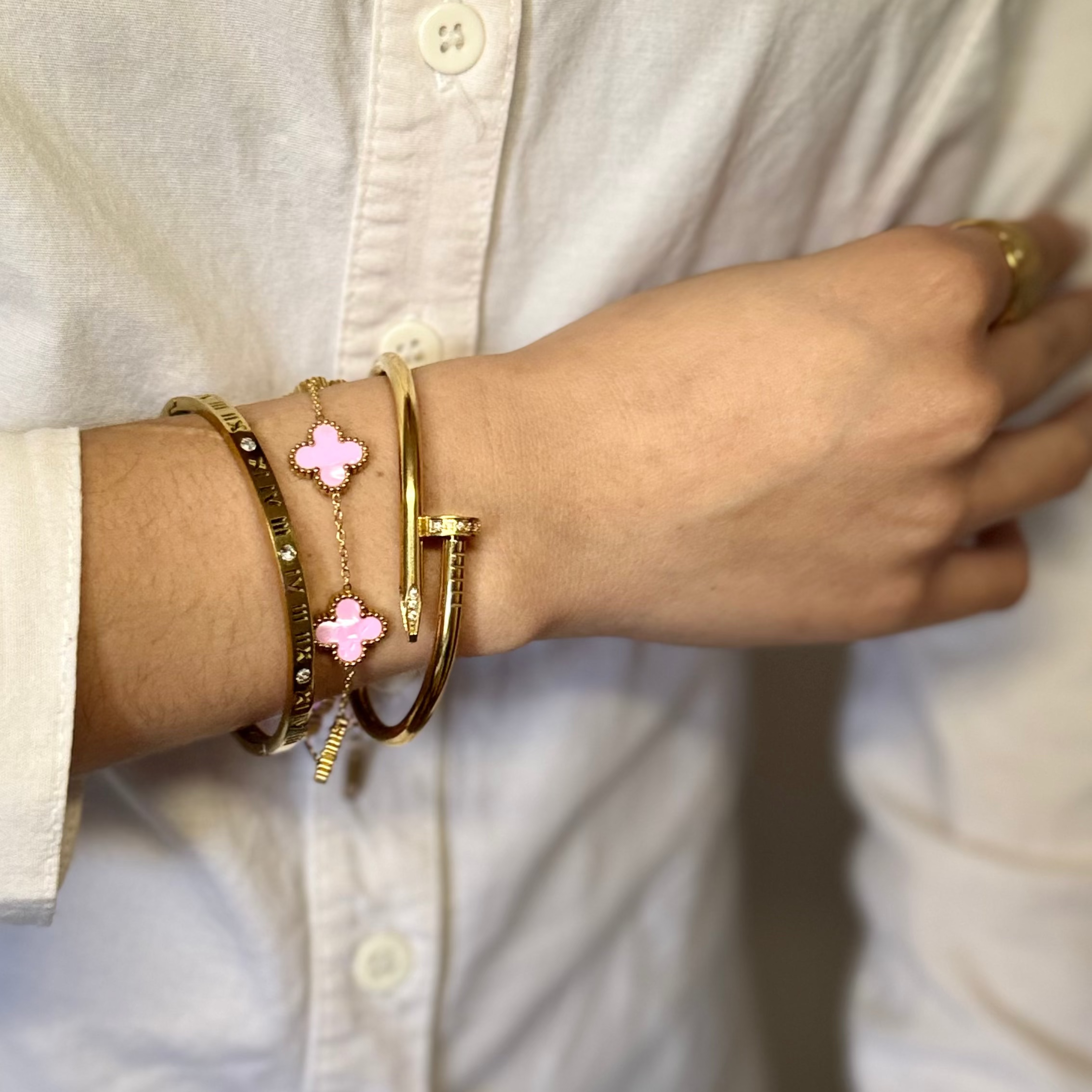 Conjunto 2 Braceletes + Pulseira Trevos Zaria Dourado