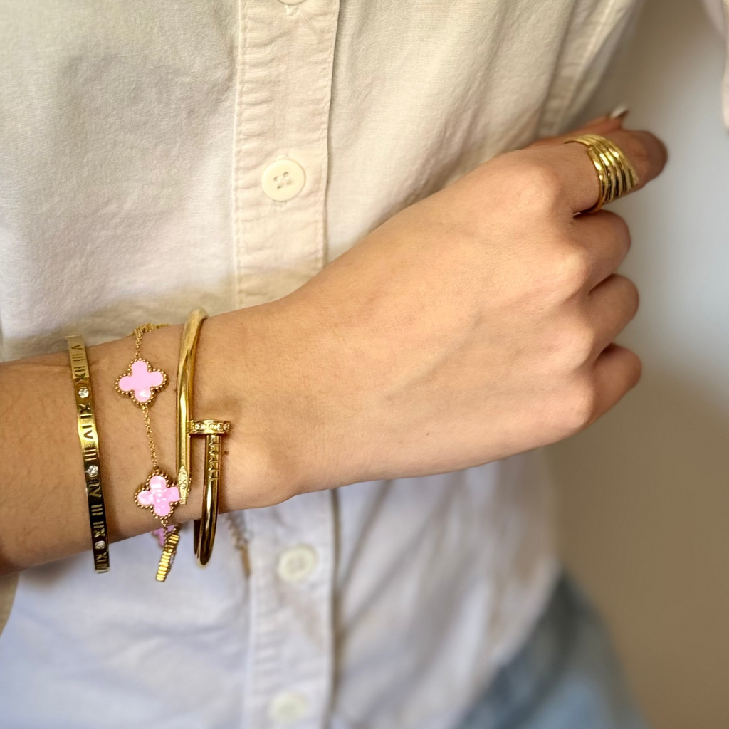 Conjunto 2 Braceletes + Pulseira Trevos Zaria Dourado
