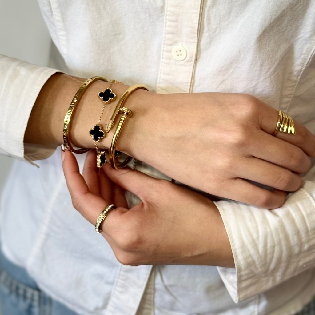 Conjunto 2 Braceletes + Pulseira Trevos Zaria Dourado
