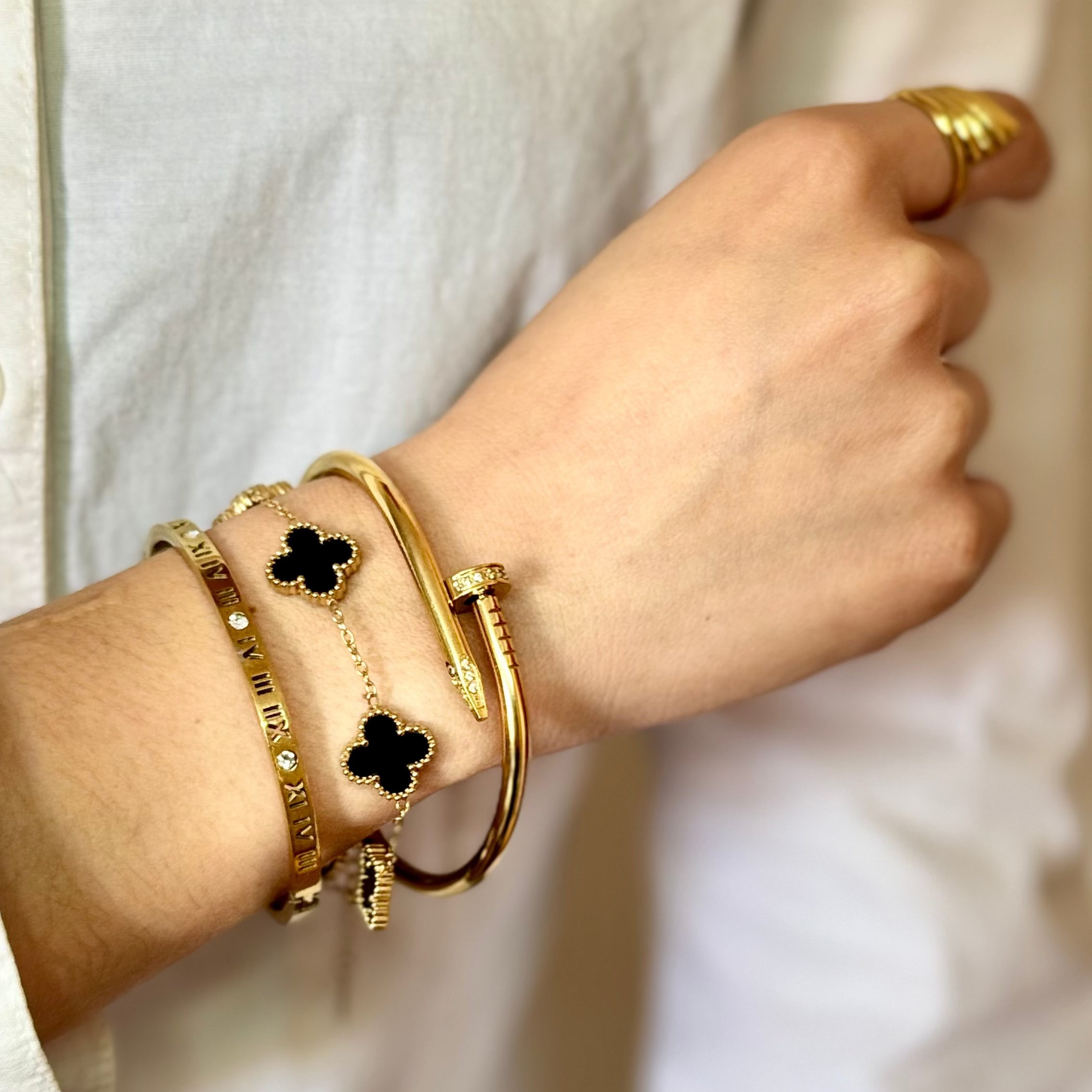 Conjunto 2 Braceletes + Pulseira Trevos Zaria Dourado