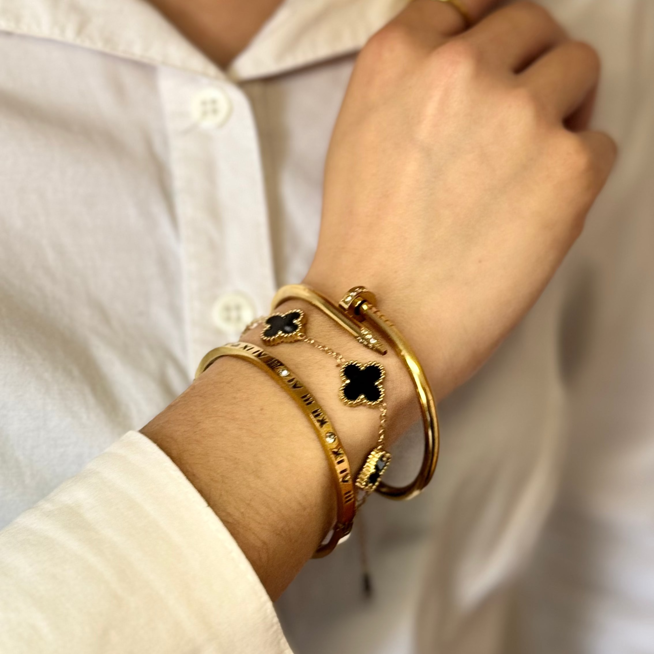 Conjunto 2 Braceletes + Pulseira Trevos Zaria Dourado